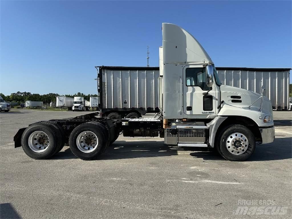 Mack CXU613 Tegljači