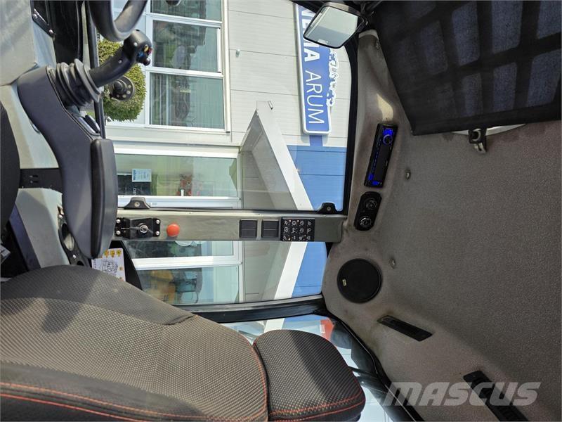 GiANT V761 Utovarivači na točkove