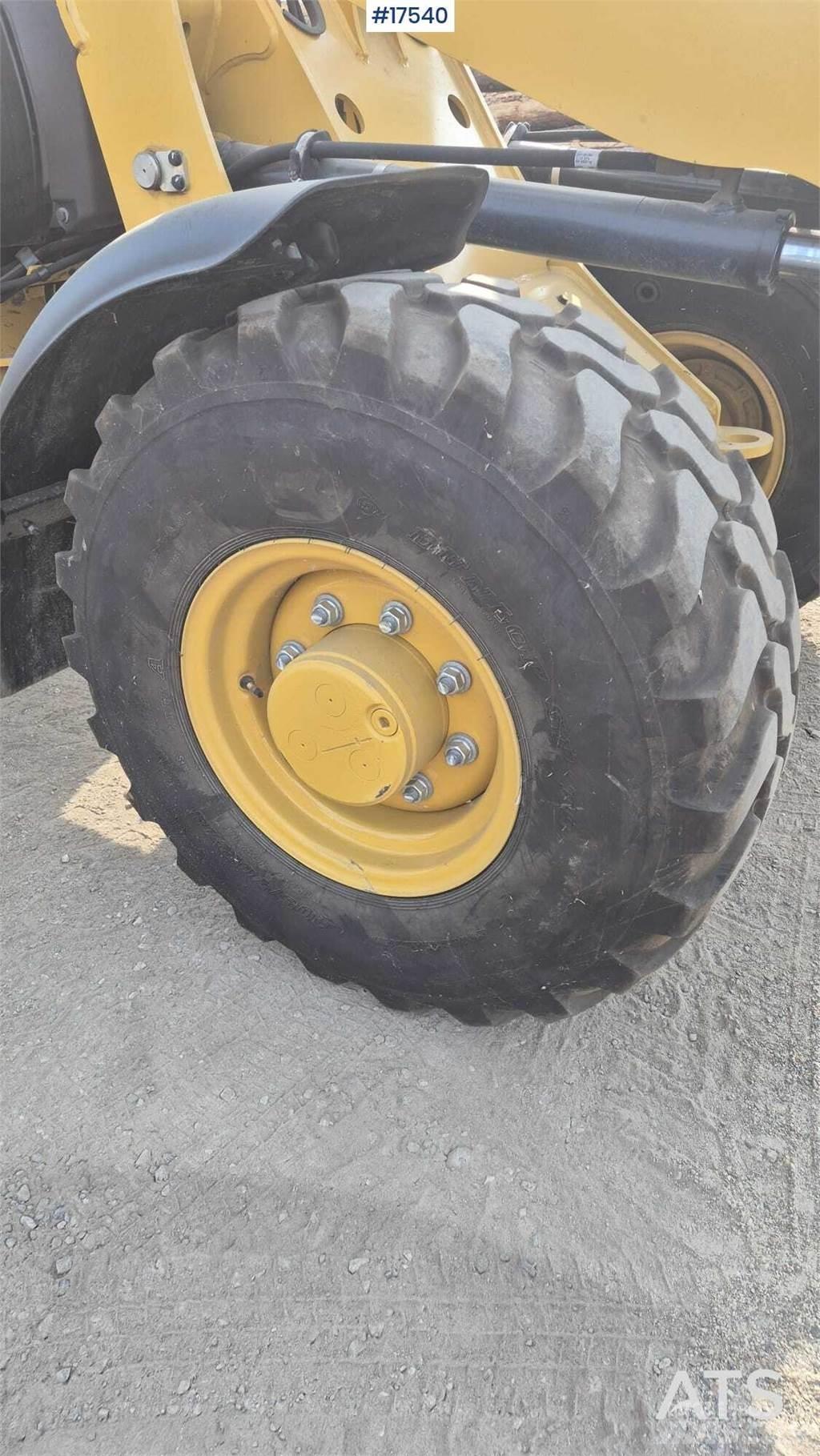 CAT 906M Utovarivači na točkove