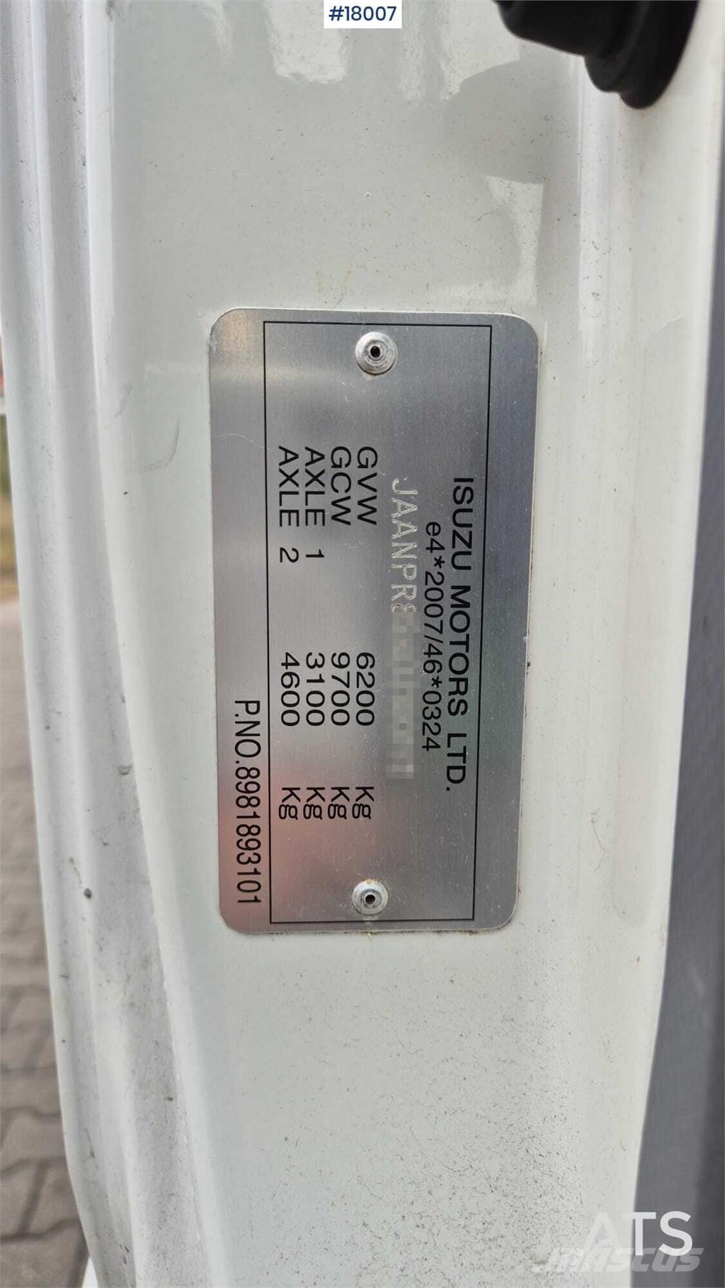 Isuzu N2R Kamioni sa kranom