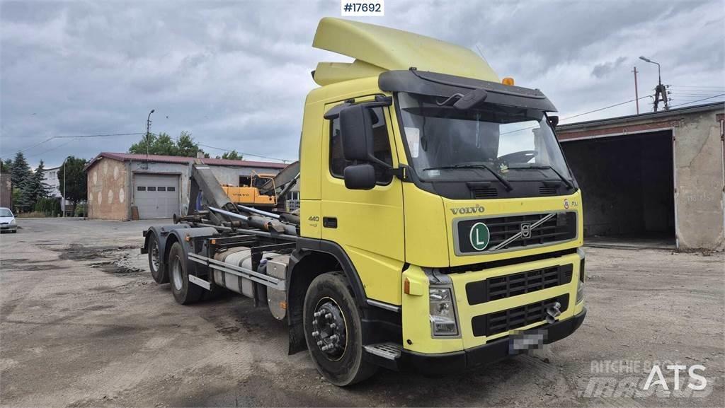 Volvo FM 440 Rol kiper kamioni sa kukom za podizanje tereta