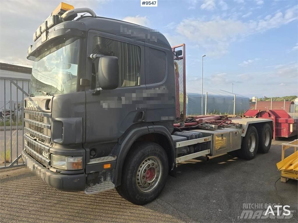 Scania P124 Rol kiper kamioni sa kukom za podizanje tereta