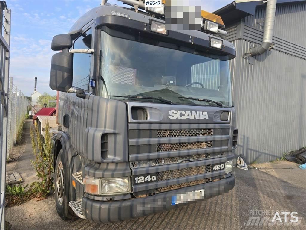 Scania P124 Rol kiper kamioni sa kukom za podizanje tereta