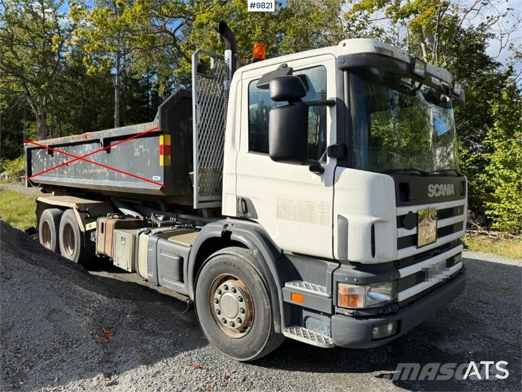 Scania P124GB Rol kiper kamioni sa kukom za podizanje tereta