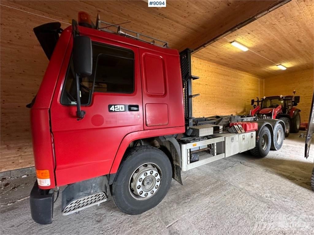 Volvo FL12 Rol kiper kamioni sa kukom za podizanje tereta