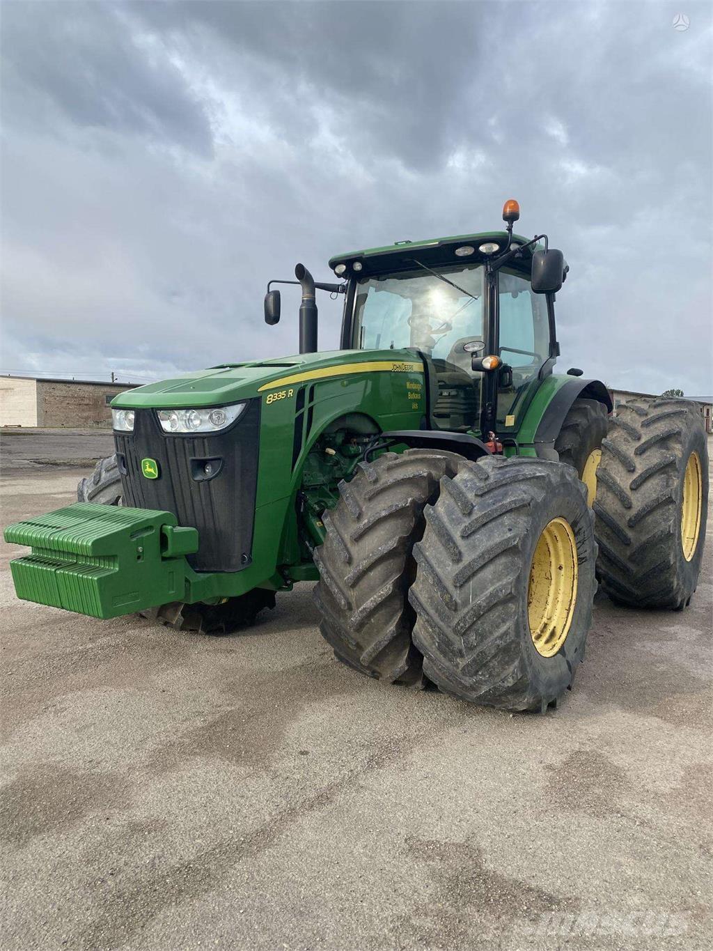 John Deere 8335R Traktori