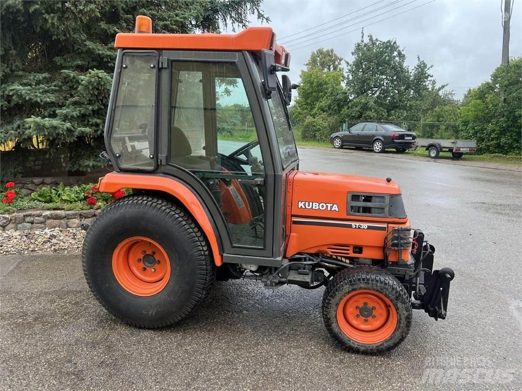 Kubota ST-30 Traktori