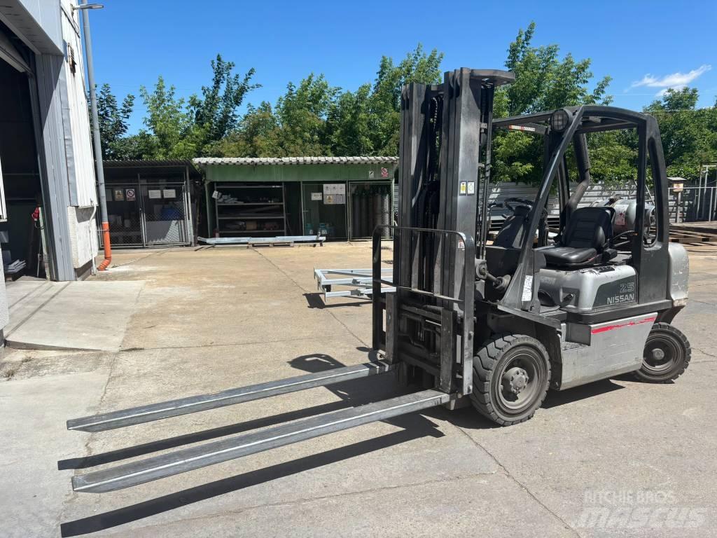 Nissan UD02A25PQ Plinski viljuškari
