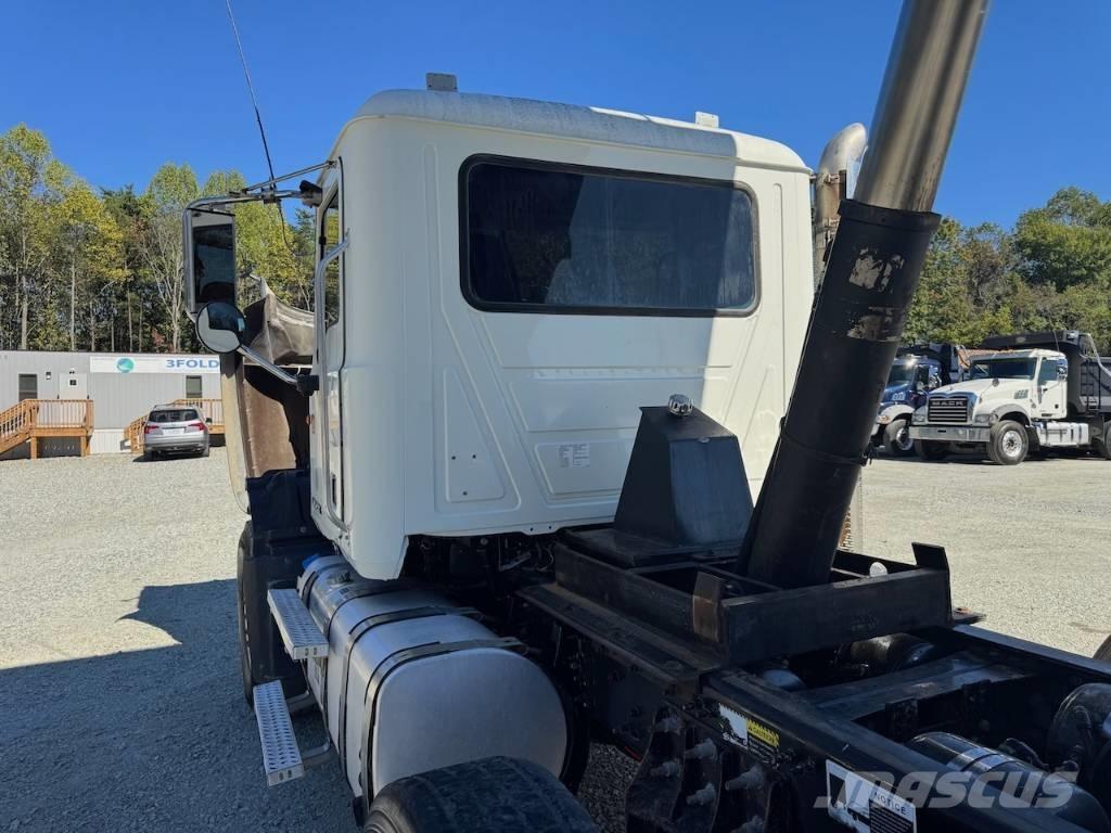 Mack GU713 Kiperi kamioni