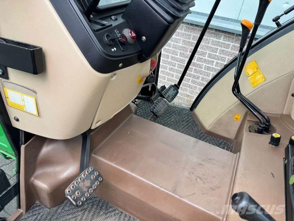 John Deere 5215 Automobili