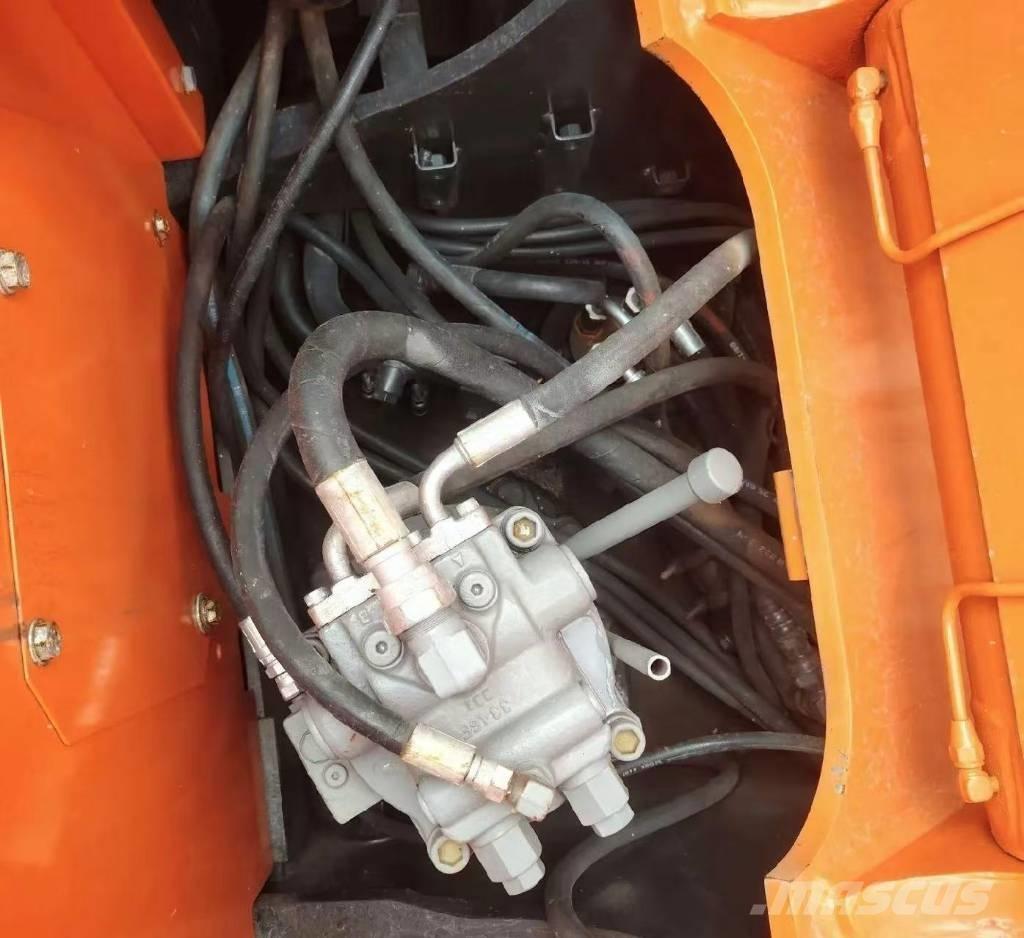 Hitachi 135US-6 Bageri guseničari