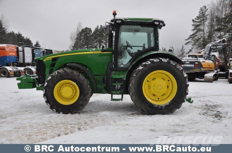 John Deere 8245R Traktori