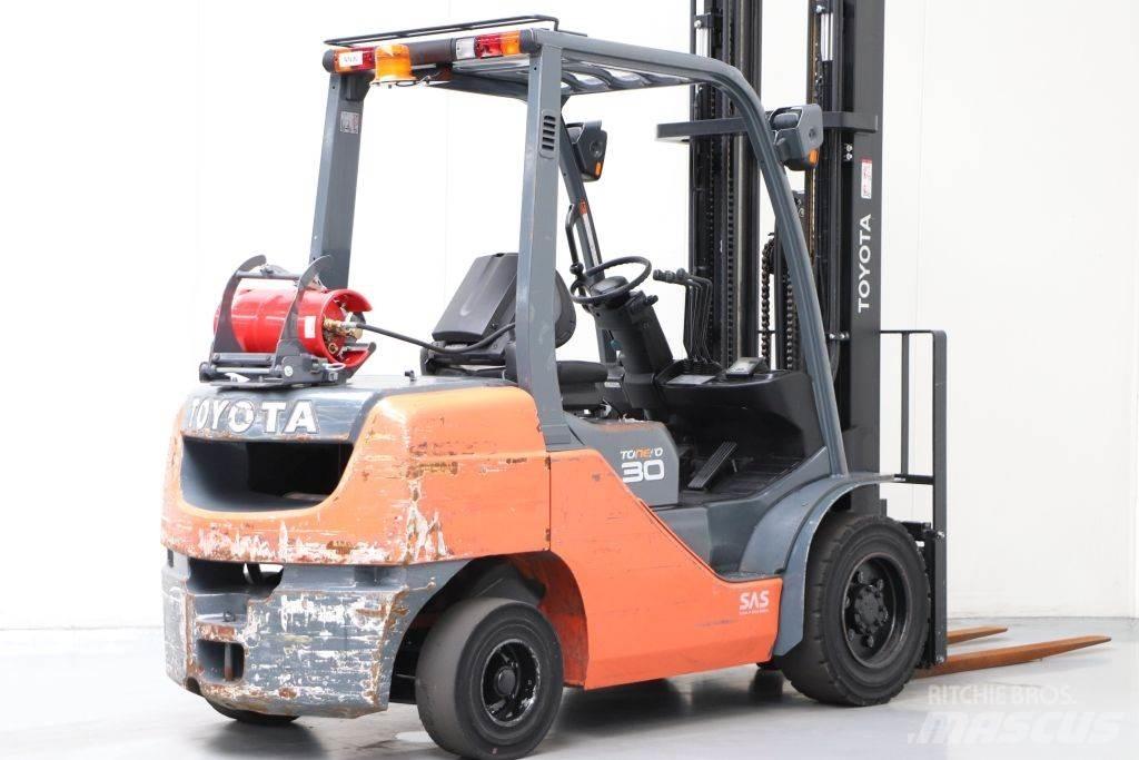 Toyota 02-8FGF30 Plinski viljuškari