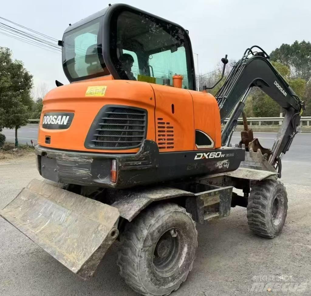 Doosan DX 60 Bageri točkaši