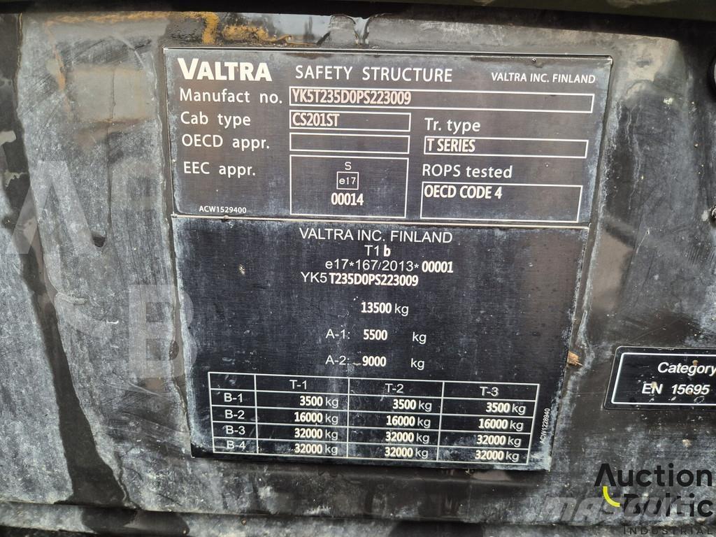 Valtra T235 Traktori