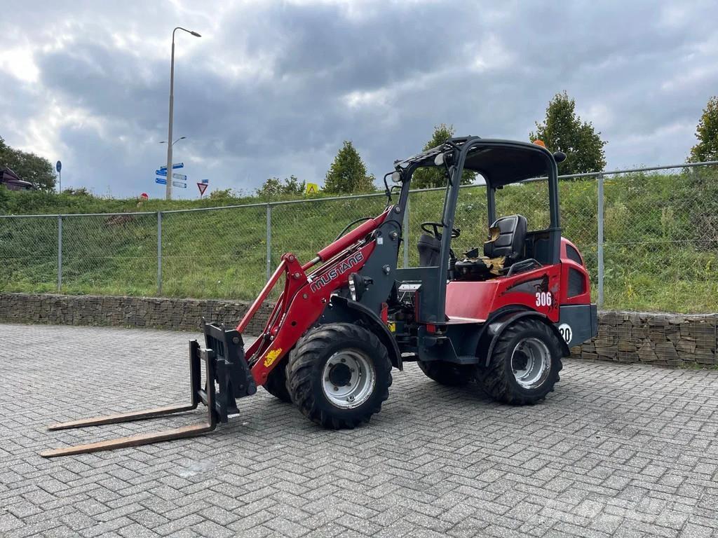 Mustang AL306 Buldožeri na točkovima