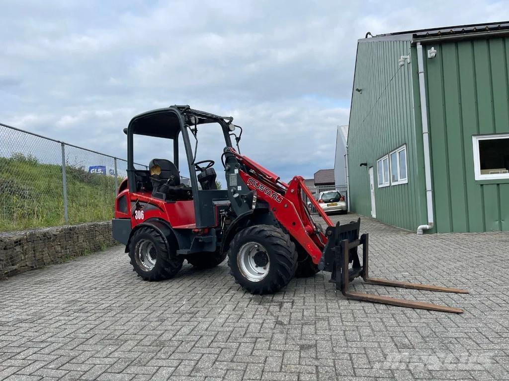 Mustang AL306 Buldožeri na točkovima