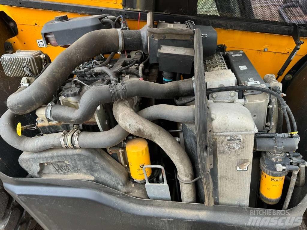 JCB 527-58 Poljoprivredni teleskopski utovarivači