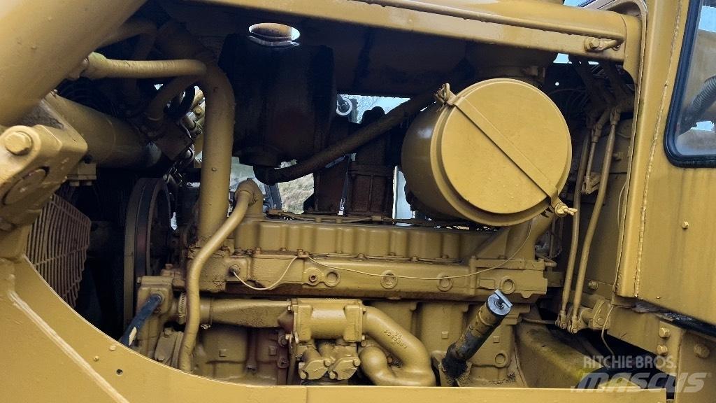 CAT D7 with ripper Buldožeri guseničari