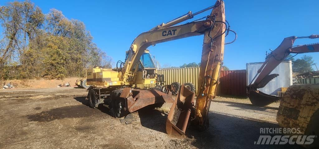CAT 212 Bageri točkaši