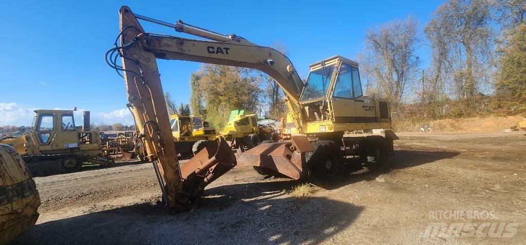 CAT 212 Bageri točkaši