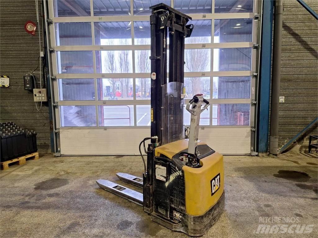CAT NSP16N Ručni električni viljuškar