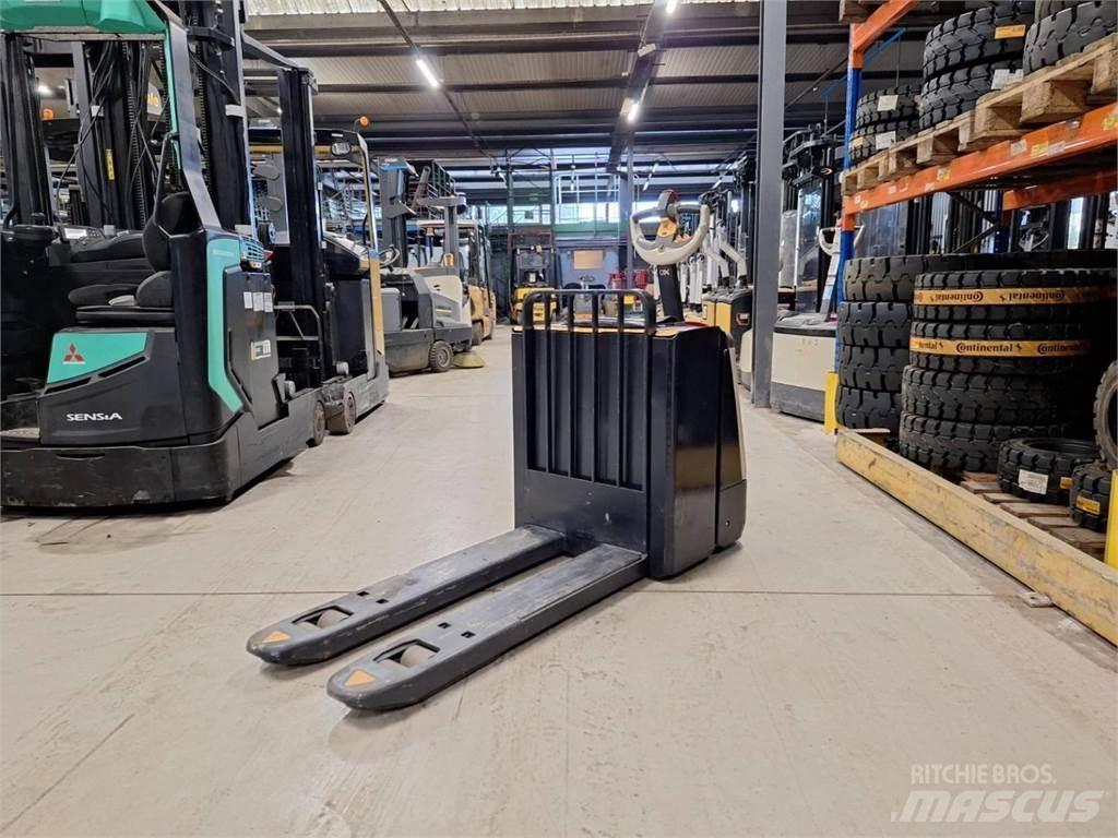 Crown WP3080 Ručni električni viljuškar
