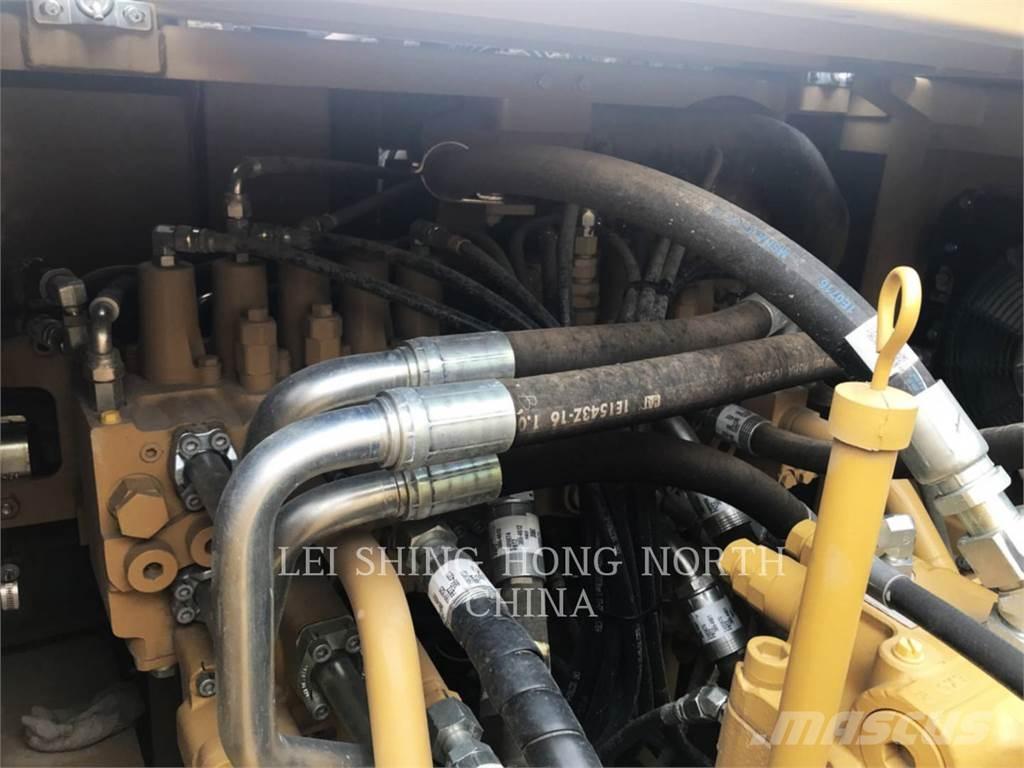 CAT 330D2L Bageri guseničari