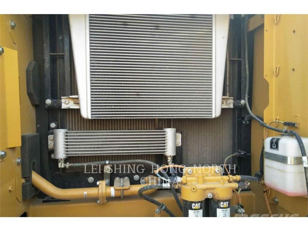 CAT 330D2L Bageri guseničari