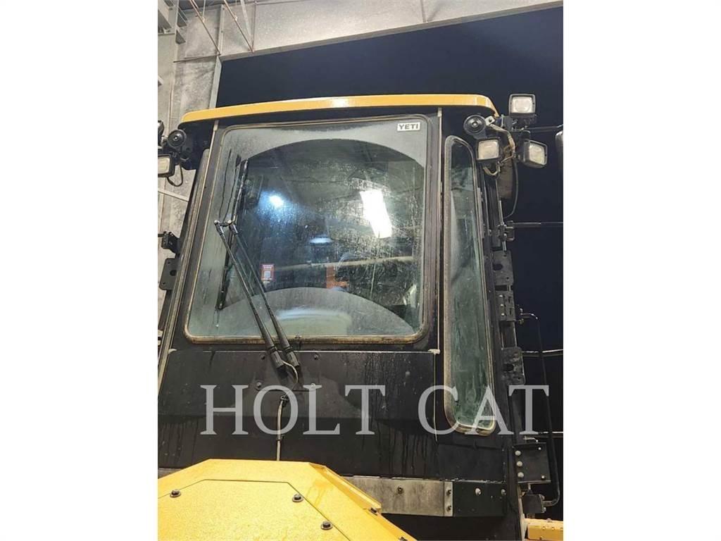 CAT 815 Nabijači zemlje
