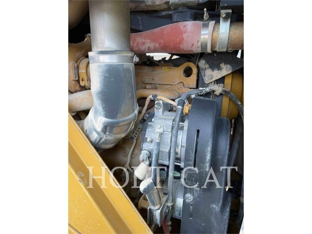 CAT 815 Nabijači zemlje