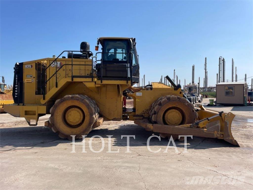 CAT 825 Nabijači zemlje