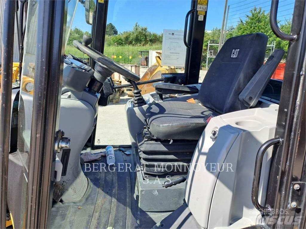 CAT 906M Utovarivači na točkove