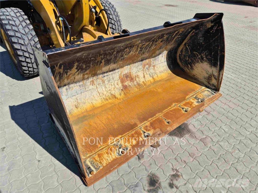 CAT 906M Utovarivači na točkove