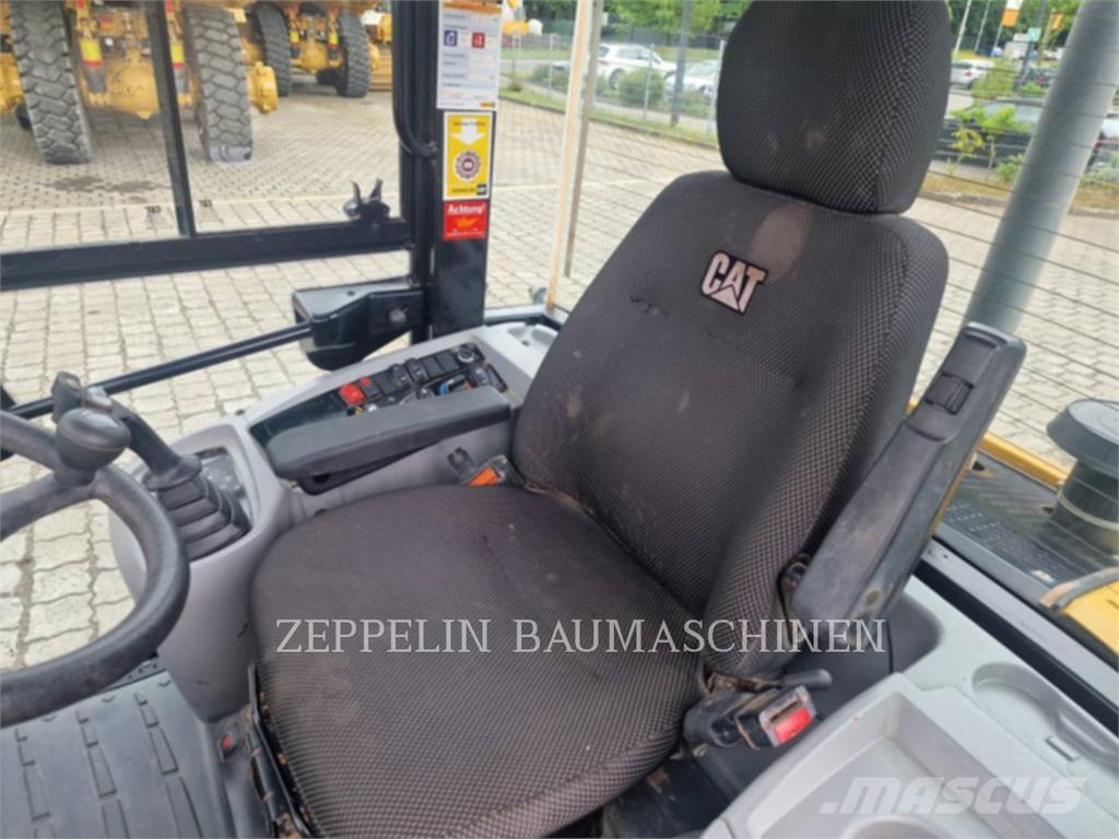 CAT 907M Utovarivači na točkove