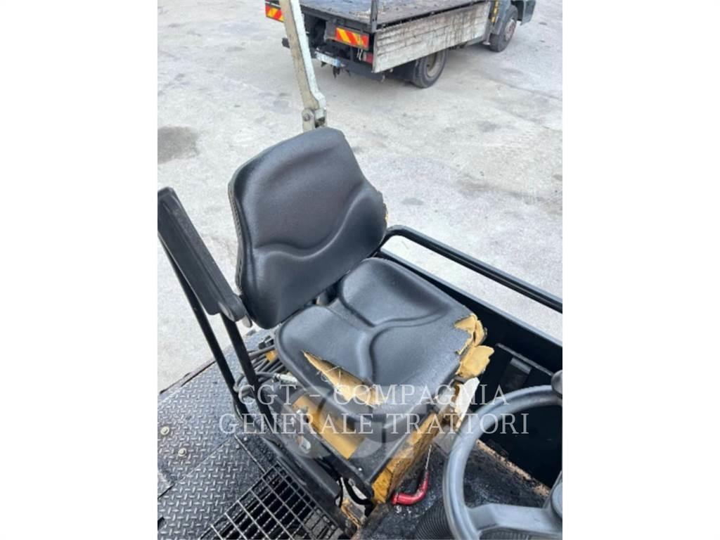 CAT AP300 Asfaltni finišeri