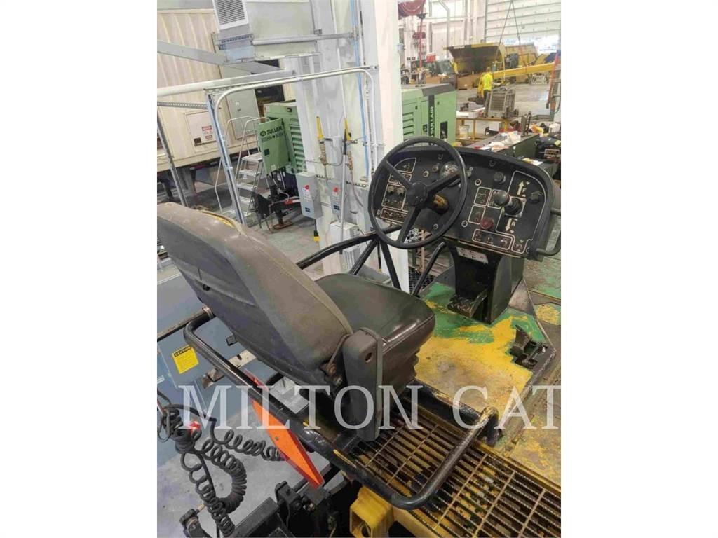 CAT BG-2455D Asfaltni finišeri
