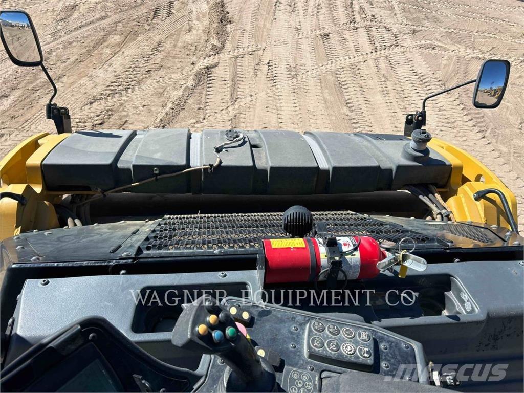 CAT CB16 Asfaltni finišeri