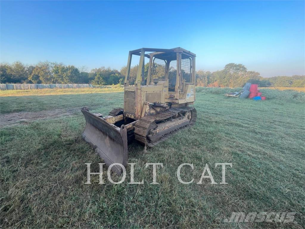 CAT D3B Buldožeri guseničari