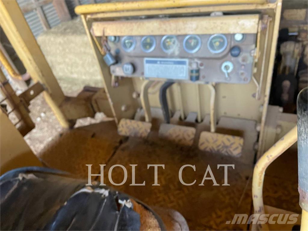 CAT D3B Buldožeri guseničari