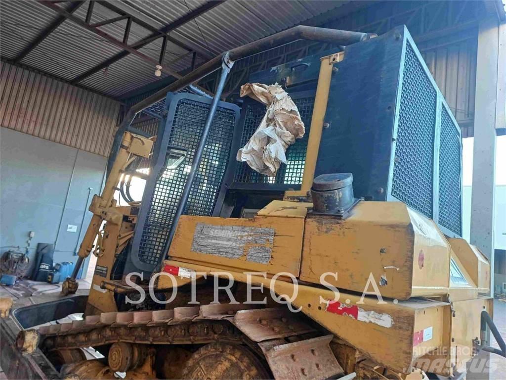 CAT D6T Buldožeri guseničari