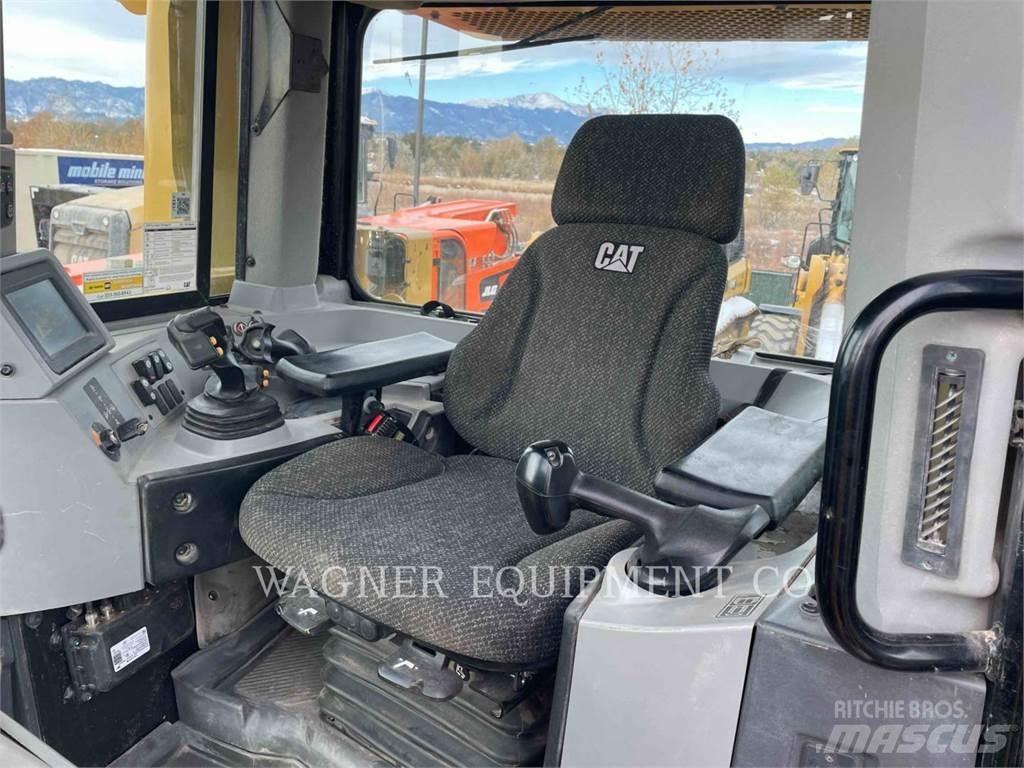CAT D8T Buldožeri guseničari
