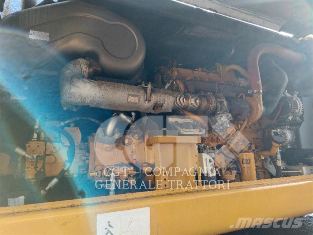 CAT MH 3024 Bageri točkaši