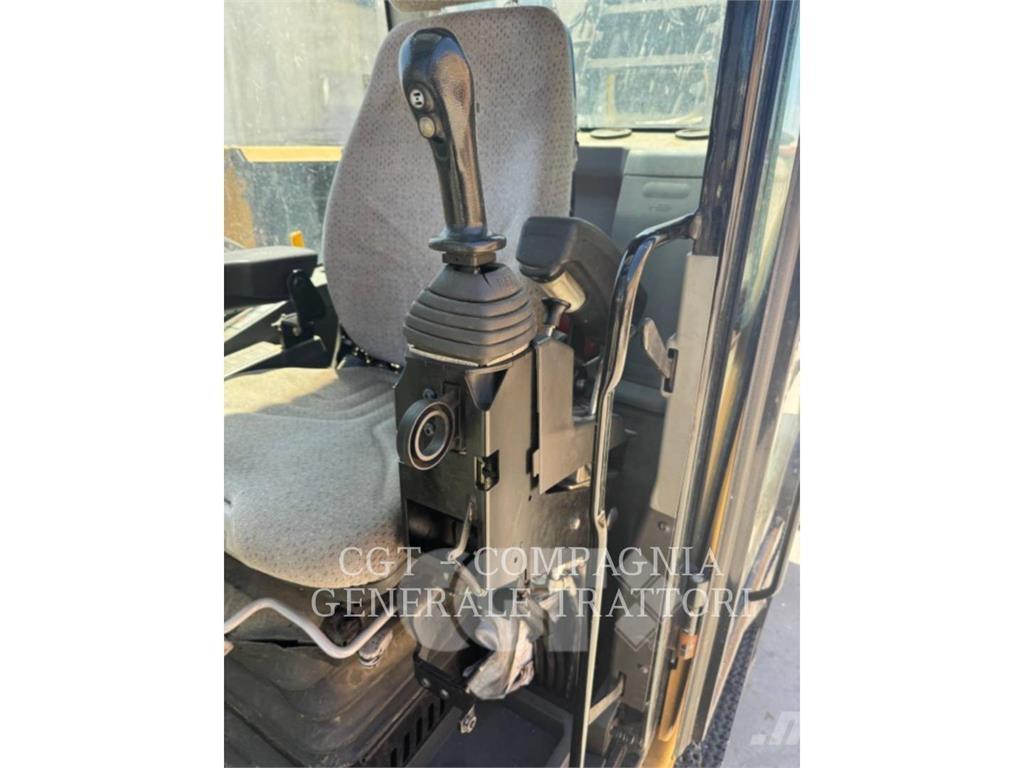 CAT MH3024 Bageri točkaši