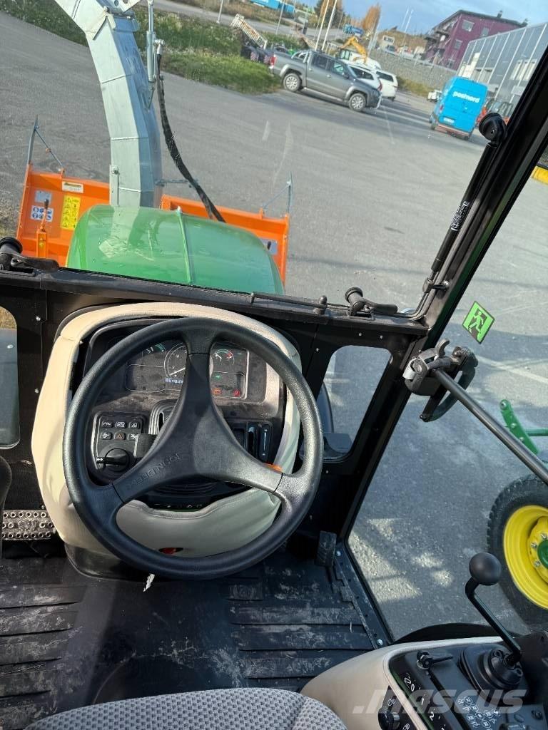 John Deere 2032 R Manji traktori