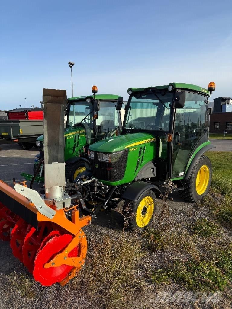 John Deere 2032 R Manji traktori