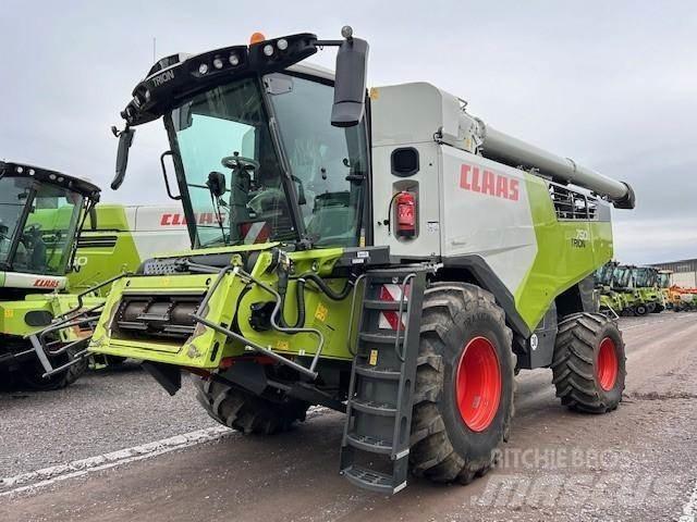 CLAAS TRION 750 Kombajni