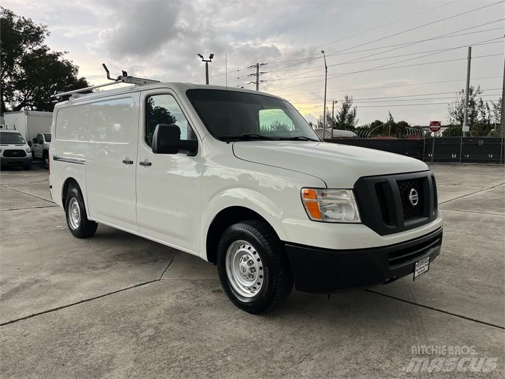 Nissan NV Sanduk kombiji
