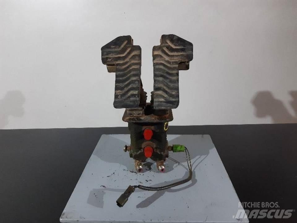 CAT 330C Kabine i unutrašnjost