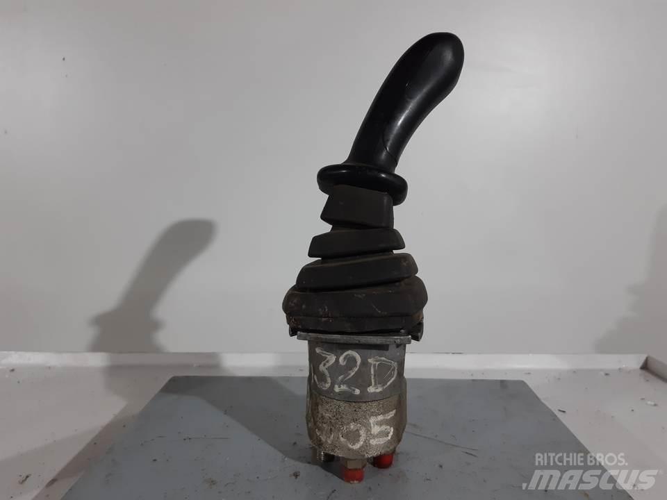 CAT 432D Kabine i unutrašnjost